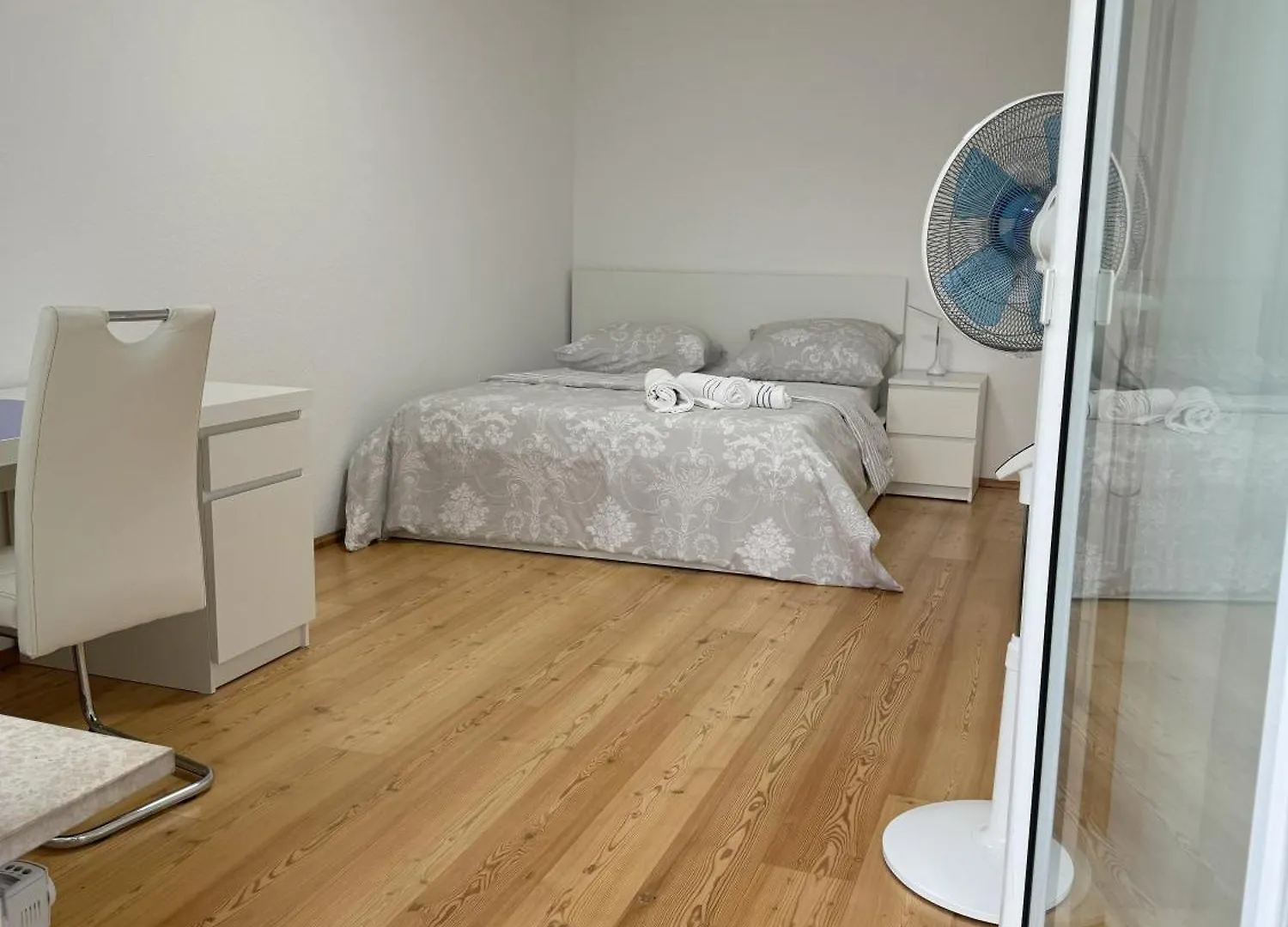 Sunny Apartment With Pool Access Münih